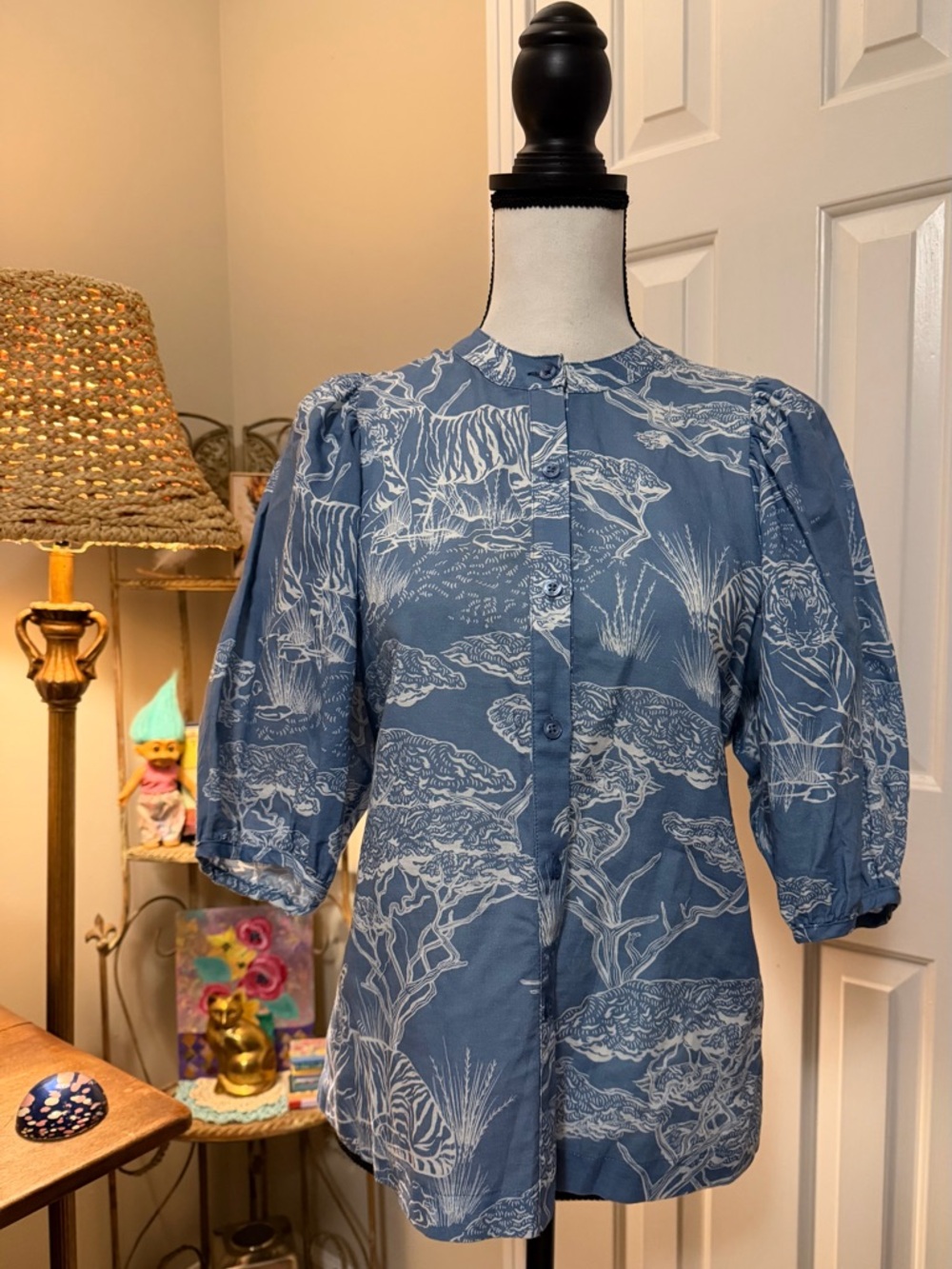 Las Surenas shirt size medium Blue Botanical Print Button-Up Blouse